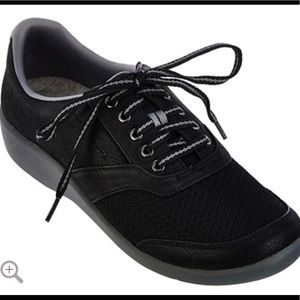 NEW CLARKS 12W CloudStepper Black & Gray Sneaker